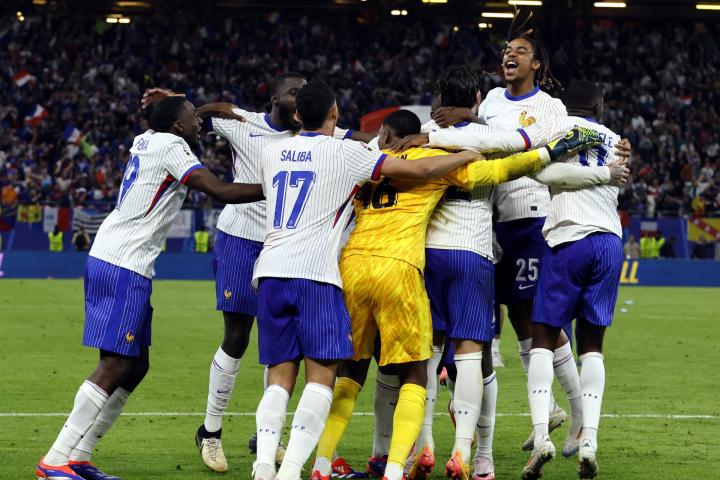 La selección francesa celebra su pase a las semifinales de la Eurocopa 2024 tras eliminar a Portugal en la tanda de penaltis