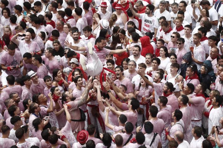 Miles de personas en la Plaza del Castillo de Pamplona.