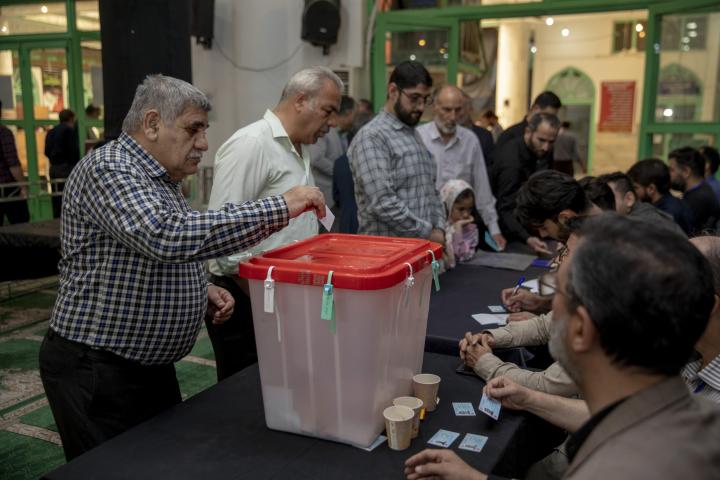 Personas votando este viernes en Irán.