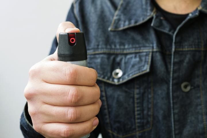 Una persona con un espray de pimienta.