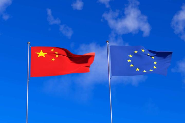 Las banderas de la Unión Europea y de China