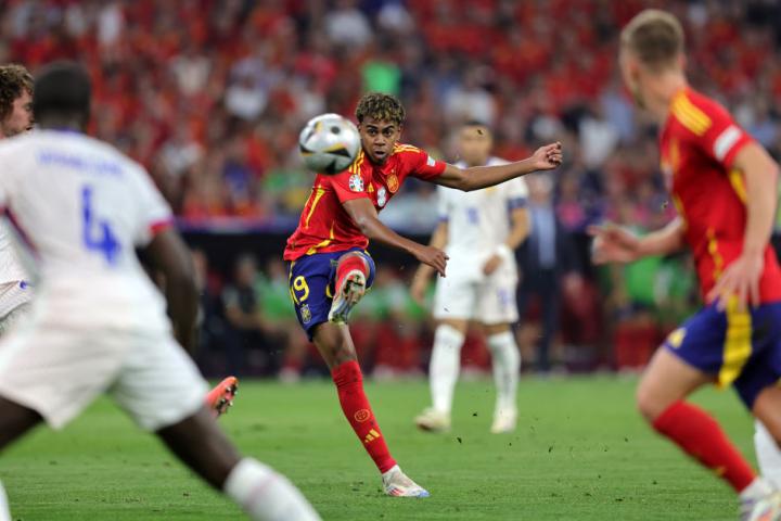 Disparo de Lamine Yamal para empatar el partido ante Francia
