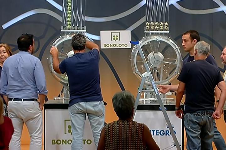 Momento del directo de Bonoloto con técnicos y personal buscando la solución.