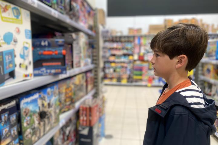 Niño en una juguetería.