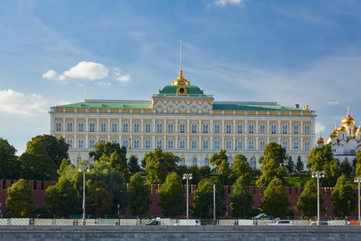 Vista del Gran Palacio del Kremlin de Moscú desde el terraplén de Sofiyskaya.