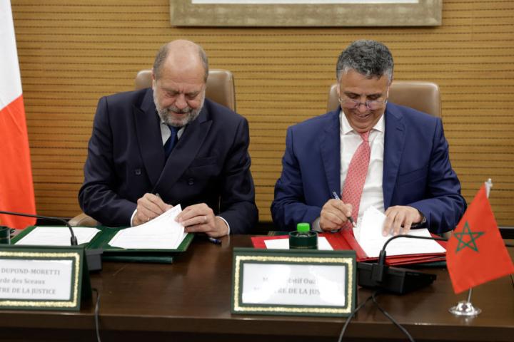 Abdellatif Ouahbi, ministro de Justicia marroquí (derecha), junto a su homólogo francés, Eric Dupond-Moretti