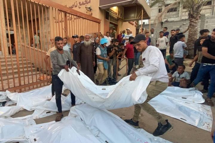 Traslado de alguno de lo cadáveres recuperados del bombardeo en la escuela de Jan Yunis.