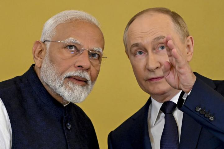 Vladimir Putin habla con el Primer Ministro de India, Narendra Modi, en una visita a Rusia.