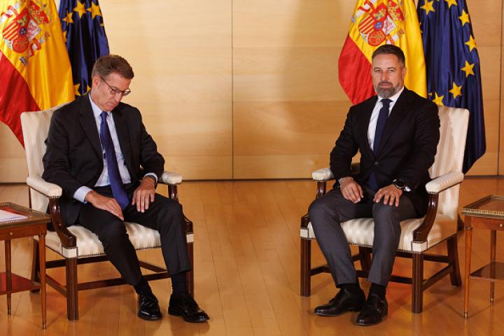 Imagen de archivo de un encuentro entre el líder del PP, Alberto Núñez Feijóo, y su homólogo en Vox, Santiago Abascal.