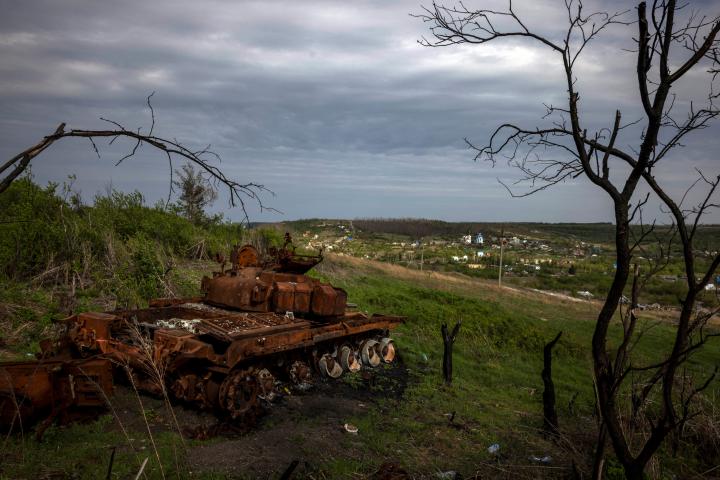 Los restos de un tanque ruso calcinado reposan junto a una carretera en Ucrania.