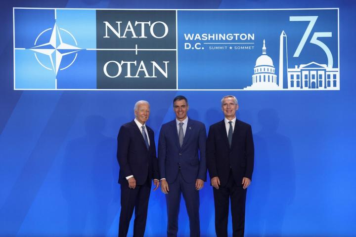 Pedro Sánchez, en el centro, posa junto al presidente de EEUU, Joe Biden y al Secretario General de la OTAN, Jens Stoltenberg en la cumbre de la Alianza Atlántica.