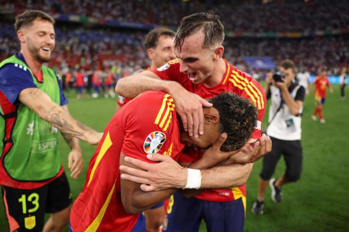 Fabián y Yamal celebran emocionados el pase a la final junto a otros compañeros