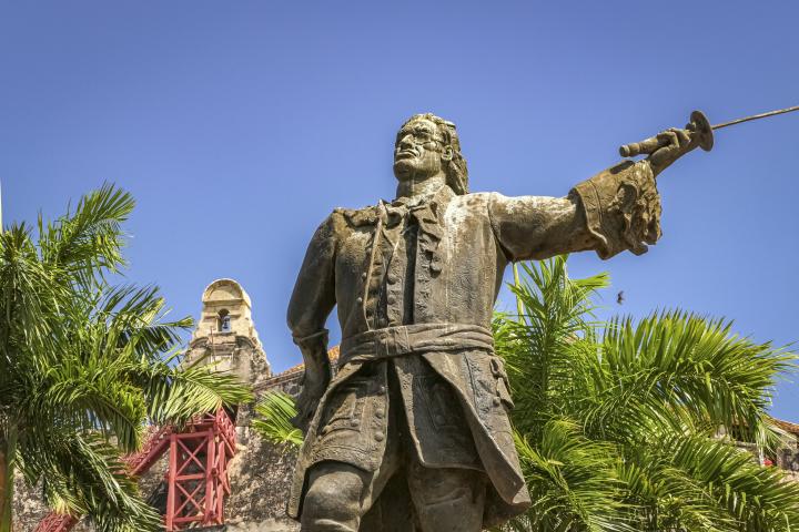 Primer plano del monumento a Blas de Lezo en la Plaza de San Felipe en el Casco Antiguo de Cartagena (Colombia).