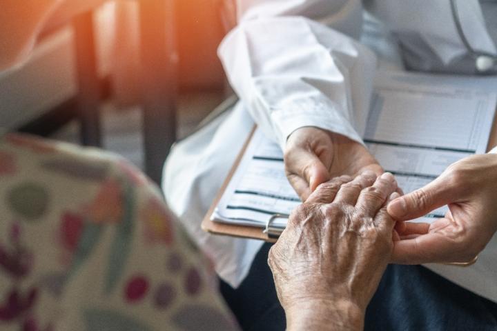 Un médico tratando a un paciente con parkinson.