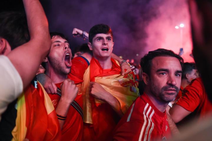 Aficionados españoles celebran la clasificación de la selección española para la final de la Eurocopa 2024.