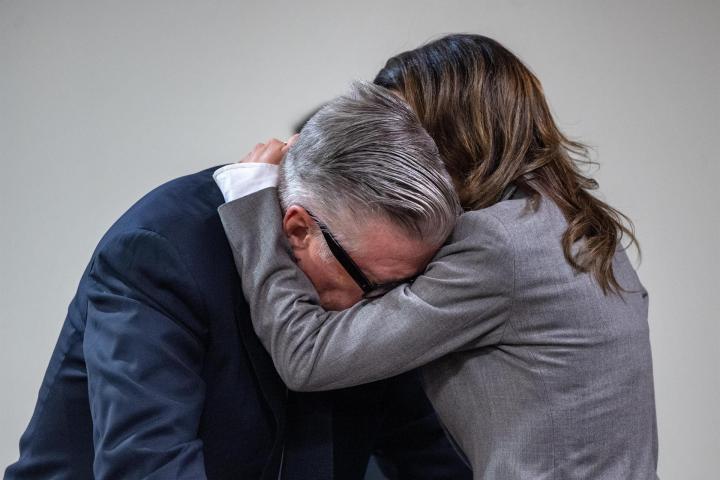 Alec Baldwin, emocionado tras conocer el veredicto de la Justicia.