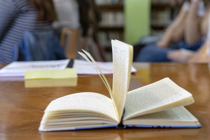 Foto de archivo de una persona estudiando en la biblioteca.