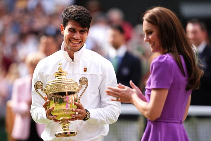 Alcaraz ha recibido el trofeo de campeón de Wimbledon de la mano de Kate Middleton.