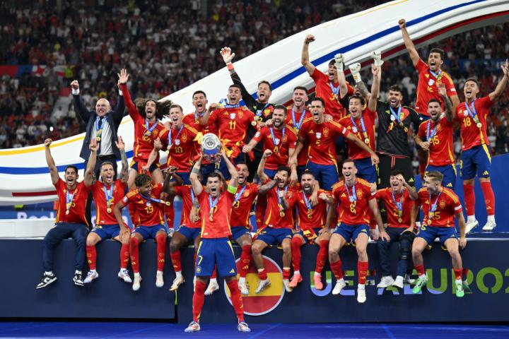 Álvaro Morata levanta la Eurocopa en compañía de toda la selección