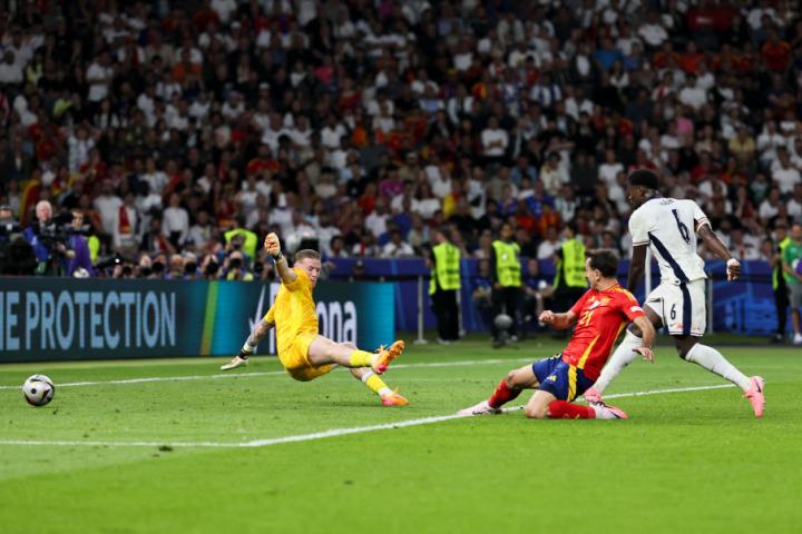 El balón de Oyarzabal, directo a colarse en la portería de Pickford para hacer el 2-1 definitivo