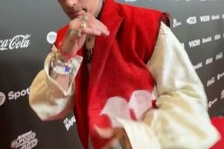 El creador de contenido Misho, con su 'oufit' con el diseño de la botella de Mahou Cinco Estrellas.