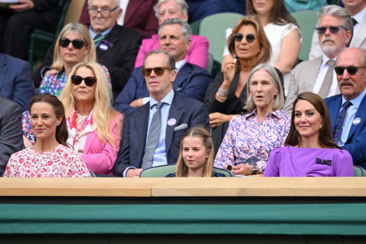En primera fila, Pippa Middleton, la princesa Charlotte y Kate Middleton siguiendo atentamente la final individual masculina de Winbledon que ha ganado Alcaraz.