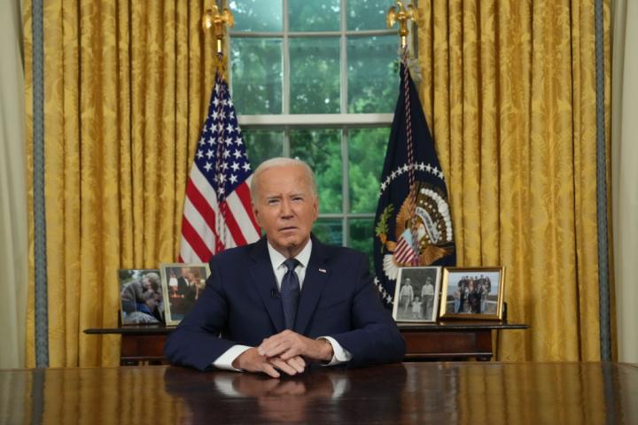 Joe Biden se dirige a los estadounidenses desde el Despacho Oval.