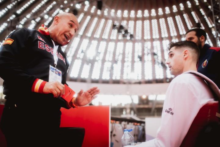 Miguel Ángel Herranz, en plenas indicaciones a Javier Pérez Polo