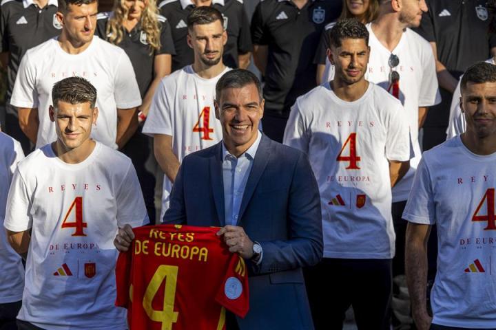 Pedro Sánchez recibe a la selección en La Moncloa