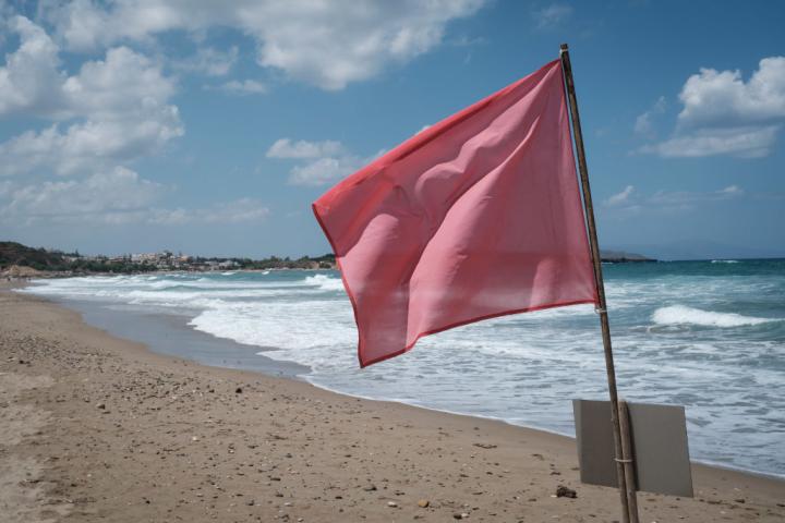 Bandera roja en una imagen de archivo de una playa