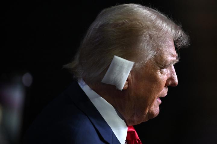 Donald Trump reaparece con la oreja vendada en la Convención Nacional del Partido Republicano en Milwaukee