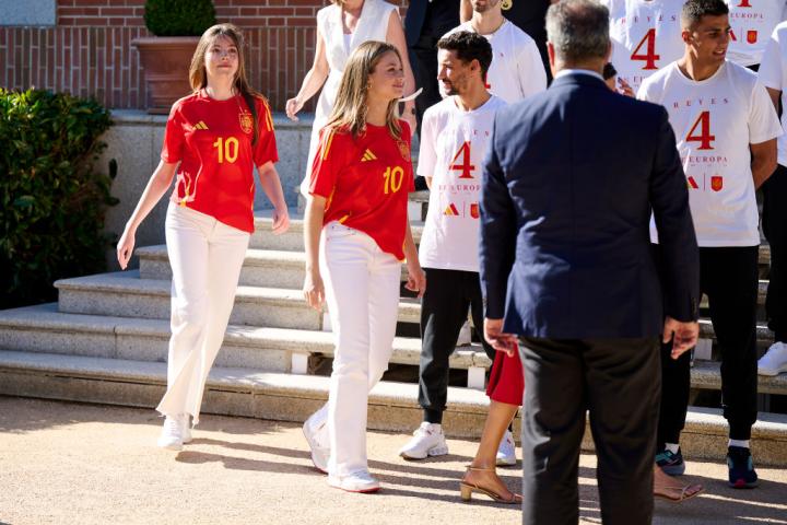 La princesa Leonor y la infanta Sofía durante la recepción a los ganadores de la Eurocopa de futbol.