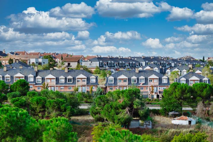 Foto de archivo de chalets en España.