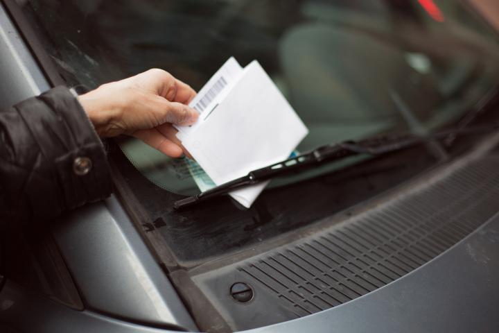 Foto de archivo de una multa en un coche.