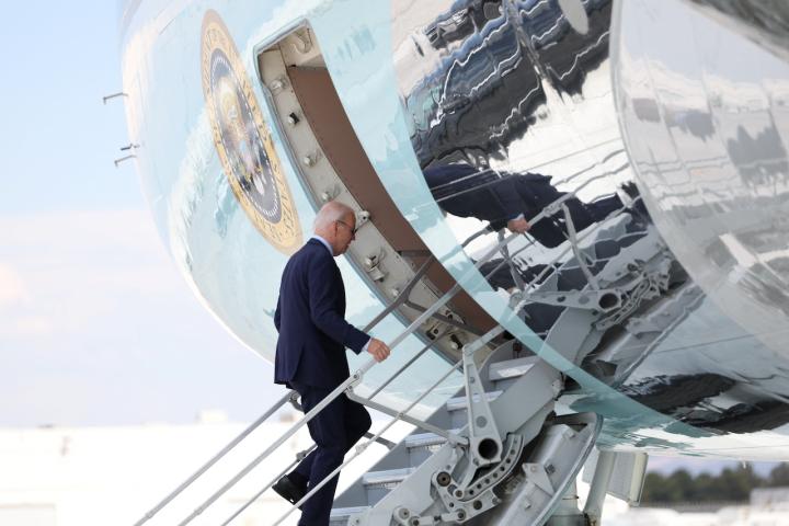 Joe Biden abandona Las Vegas en el Air Force One después de dar positivo por COVID.
