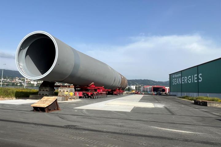 Monopile en una de las explanadas del astillero de Fene