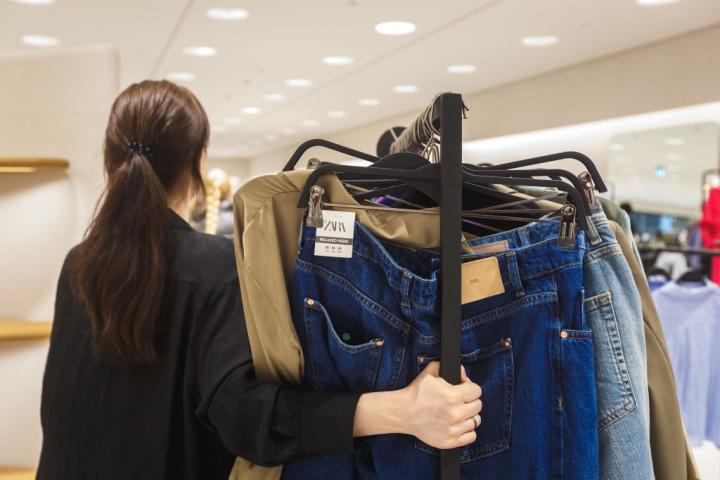 Una trabajadora de Zara, en una de las tiendas de la marca de Inditex en España.