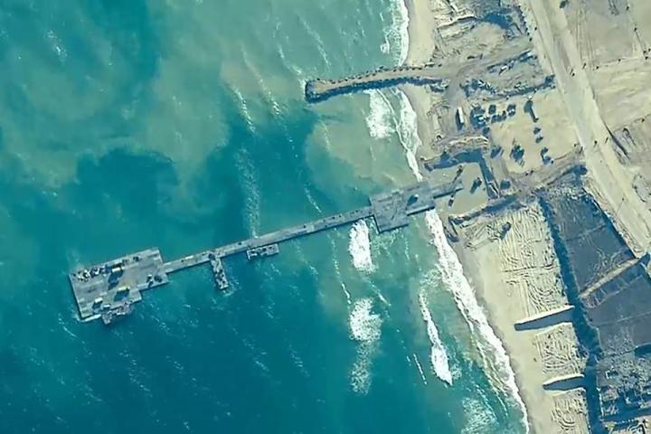Vista satelital del muelle temporal construido por EEUU para enviar ayuda a Gaza.