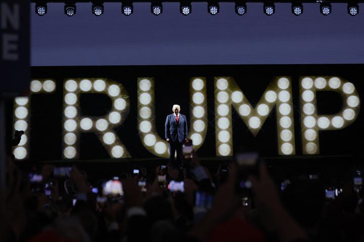 Donald Trump aparece en el escenario de la Convención Republicana para dar su discurso de aceptación.