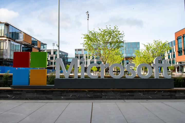El logo de Microsoft se puede ver en la sede de la empresa de software.
