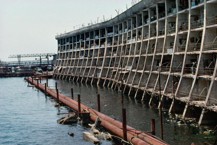 Estado de uno de los edificios de la ciudad flotante Neft Dashlari en el que se alojaban los trabajadores de la petrolera SOCAR.