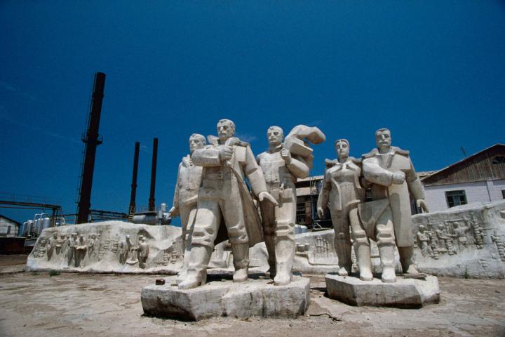 Estatuas de la era soviética en la ciudad flotante Neft Dashlari, situada en el Mar Caspio.