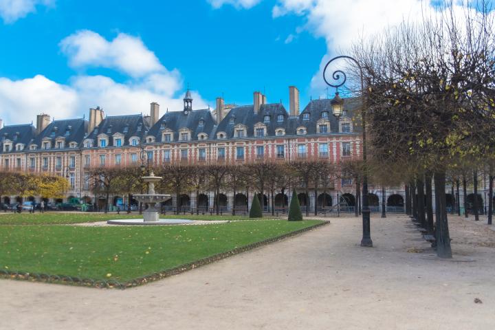 Place des Vosges en el barrio de Le Marais.