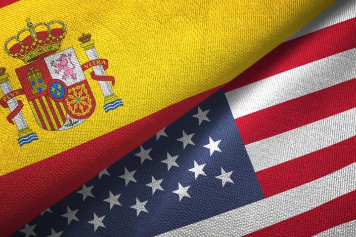 Banderas de Estados Unidos y España.