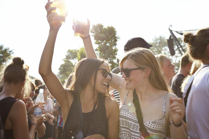 Dos jóvenes en un festival.