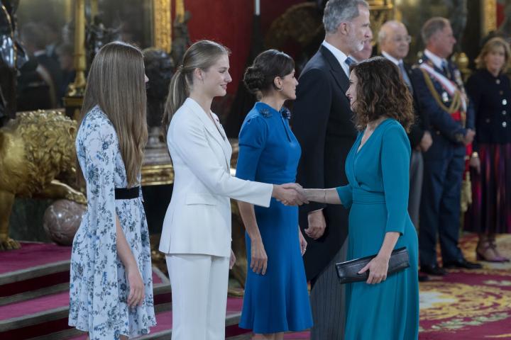 Foto de archivo de la presidenta de la Comunidad de Madrid, Isabel Díaz Ayuso, saludando a la princesa Leonor.