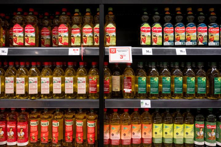 Botellas de aceite de oliva en el lineal de un supermercado en España.