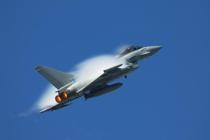 Un Eurofighter Typhoon como el de las Fuerzas Aéreas españolas vuela a gran velocidad.