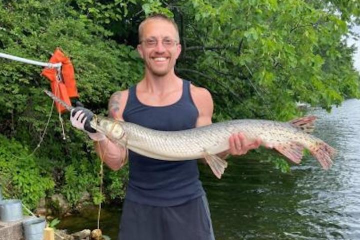 Chuck Zimmerman sostiene el ejemplar capturado en el Estado de Nueva York.