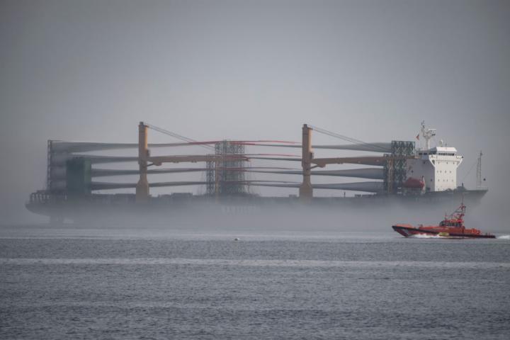 El 'Tony Stark', origen del vertido, fondeado a una milla de la costa de Ceuta.